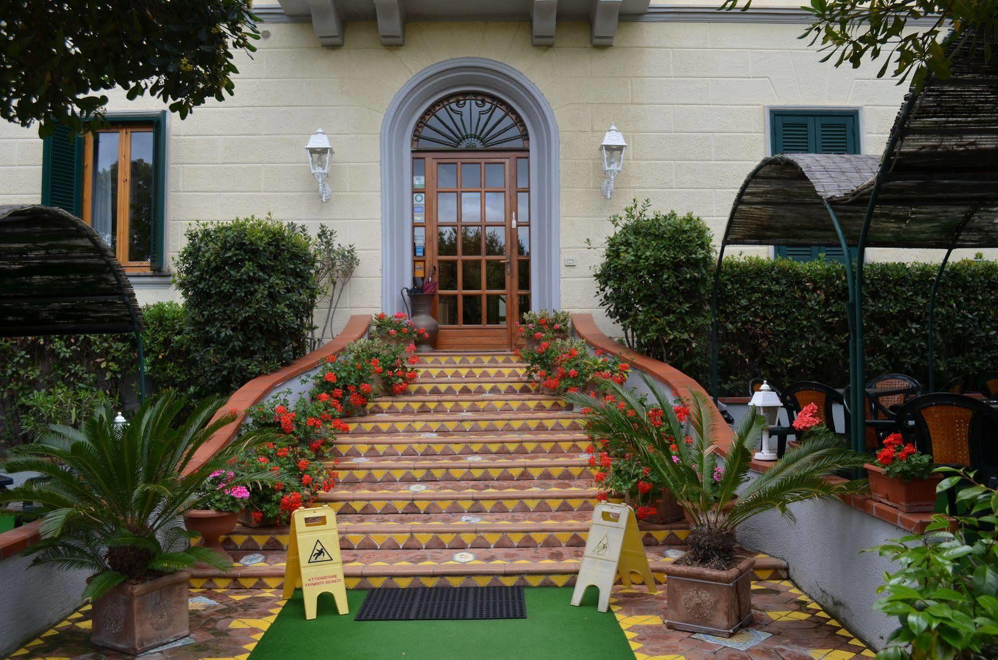 Hotel Leopoldo Castiglioncello Bagian luar foto